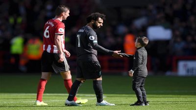 لفتة إنسانية من محمد صلاح مع 