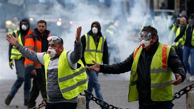 الشرطة الفرنسية تفرق تظاهرة للسترات الصفراء