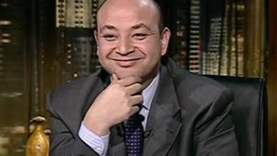 عمرو أديب يدخل في نوبة ضحك على الهواء بسبب محمد علي: صوم 3 أيام بقى 