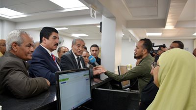 وزير التموين من القليوبية: بدأنا قبول تظلمات المستبعدين من البطاقات ونستهدف وصول الدعم لمستحقيه (صور)