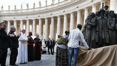 البابا فرنسيس: الدول التي تصنع أسلحة الحرب تثير الهجرة لكنها ترفض اللاجئين