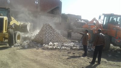 حملة نظافة مكبرة لرفع المخلفات الصلبة بمركز ملوي بالمنيا