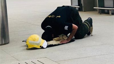 صور مؤثرة لرجال الدفاع المدني بعد إخماد حريق محطة قطار الحرمين