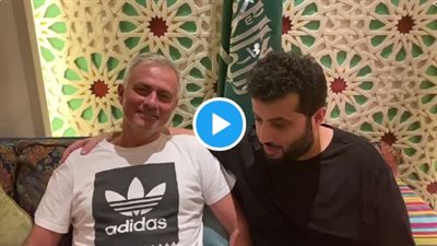 تركي آل الشيخ يحتفل بفوز الهلال على السد في حضور مورينيو (فيديو)