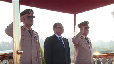 السيسي يضع أكاليل زهور على قبر الجندي المجهول والزعيمين جمال عبد الناصر والسادات