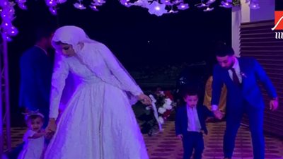رجل مصري يعيد حفل زفافه للمرة الثانية بحضور طفليهما: 