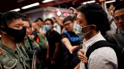 مواجهات عنيفة في هونج كونج على خلفية حظر الأقنعة