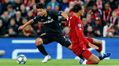 بعد صموده لـ74 مباراة.. شاهد المراوغة التي أسقطت المُقاتل فان دايك وأذلته أمام زملائه (فيديو)