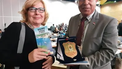 محافظ أسوان يتسلم الجائزة العالمية من كولومبيا