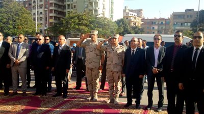 محافظ الشرقية ورئيس جامعة الزقازيق يضعان أكاليل الزهور على النصب التذكاري للجندي المجهول 