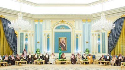 خادم الحرمين يستقبل مفتي عام المملكة وأصحاب الفضيلة العلماء وجمعا من المواطنين