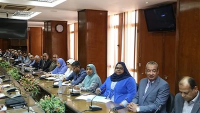 محافظ السويس: نستهدف الوصول إلى بيئة نظيفة خالية من التلوث (صور)