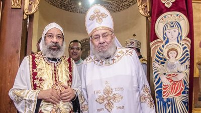 رسامة القس أنطونيوس فكري قمصا بيد الأنبا رافائيل