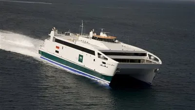 تداول 275 شاحنة و101 سيارة بموانئ البحر الأحمر