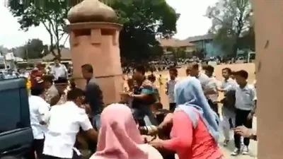 أول فيديو لعملية طعن وزير الأمن الإندونيسي  