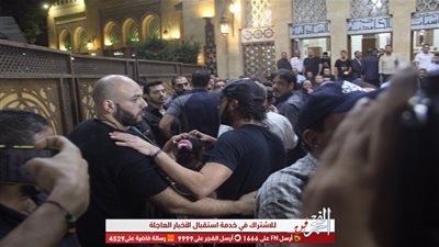  التفاف الجمهور حول المسجد المقام به عزاء طلعت زكريا ( فيديو)