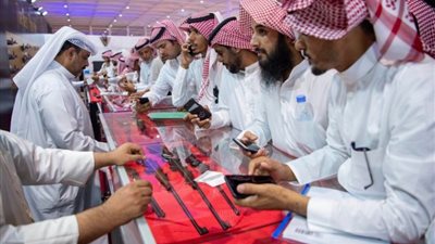 معرض الصقور والصيد يشهد إقبال كثيف (صور)