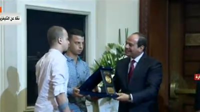 السيسي يكرم أحد مصابي عملية مكافحة الإرهاب في سيناء