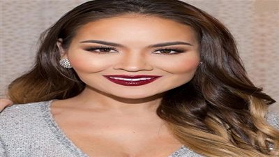 للعروس الجديدة.. هذا المكياج يناسب الفستان الفضي الميتالك في السهرات