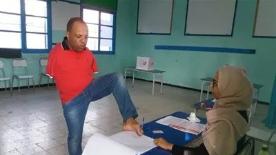 ذوو الاحتياجات الخاصة يدلون بأصواتهم خلال الدور الثاني من الانتخابات الرئاسية التونسية
