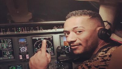 عاجل.. تحرك برلماني حول فيديو محمد رمضان أثناء قيادته للطائرة 
