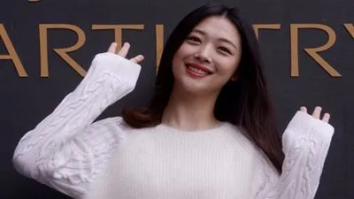 التفاصيل الكاملة حول انتحار المطربة الكورية سولي في منزلها 