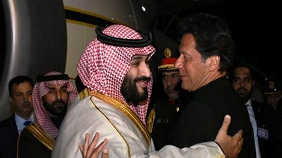 ولي العهد السعودي يجتمع مع رئيس وزراء باكستان بالرياض