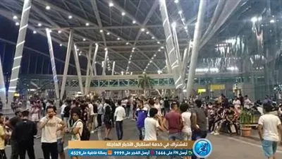 جماهير الزمالك تتوافد على مطار القاهرة لإستقبال فريق اليد (صور)