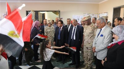 صقر وتوفيق يشهدان الندوة التثقيفية الثامنة للقوات المسلحة بمدارس السويس (صور)