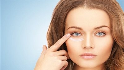 أمور سهلة تخلصك من الانتفاخات والهالات تحت العينين