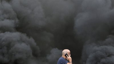 رئيس وزراء لبنان يلقي باللوم على الحكومة في الأزمة الاقتصادية