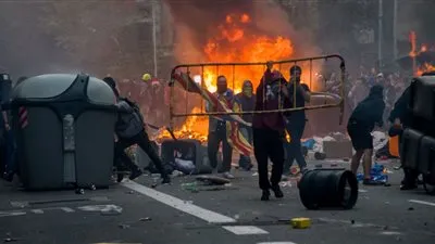 اعتقال أكثر من 50 شخصا في كتالونيا خلال أعمال الشغب خلال الليل (صور)