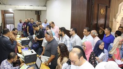 إقبال كثيف للمهندسين على شراء 185 وحدة سكنية (صور)