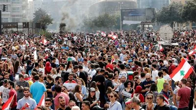 من بينهم حسن نصر الله.. لبنانيون يطالبون برحيل الطبقة السياسية الفاسدة