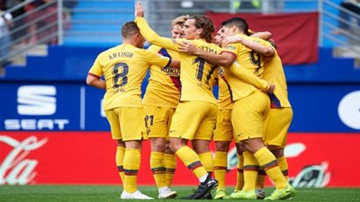 برشلونة يكتسح إيبار بثلاثية وينتزع صدارة الدوري مؤقتا (فيديو)