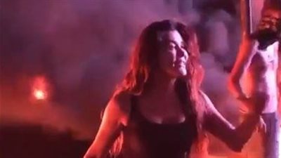 نادين الراسي تحرق السيارت احتجاجا في لبنان..