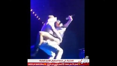 شاهد.. لحظة سقوط مغنية شهيرة من على المسرح (فيديو)
