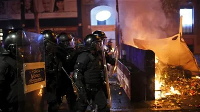 الشرطة الإسبانية تطلق الرصاص المطاطي على المحتجين في برشلونة