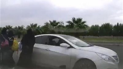 شاب متهور يحاول دهس فتيات في تبوك.. والشرطة تلقي القبض عليه