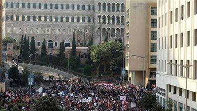 احتجاجات لبنان.. الآلاف يتوافدون على ساحة رياض الصلح وسط بيروت   