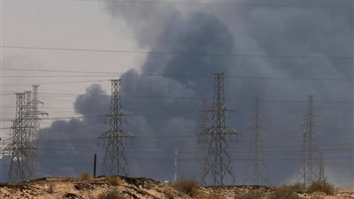 اندلاع حريق بمنشأة نفطية في إيران (فيديو)