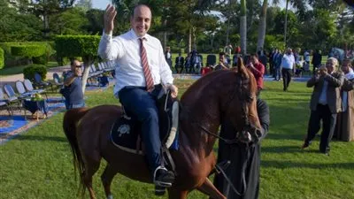 ركوب خيل وزيارة المنتزه.. عمدة باڤوس القبرصية يبدأ أول برنامجه السياحي (صور)