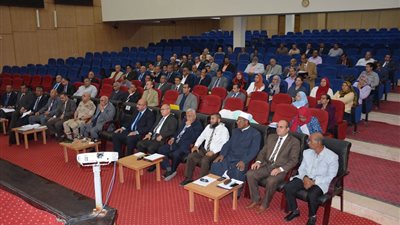 محافظ الوادي الجديد يشدد بسرعة الانتهاء من تطبيق الحد الأدنى بجميع المصالح الحكومية