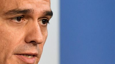 رئيس الوزراء الأسباني يزور برشلونة وينتقد رئيس الإقليم