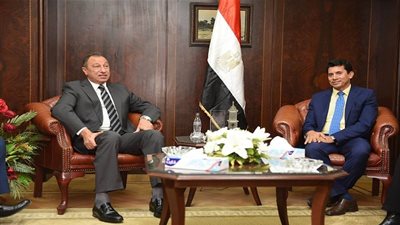 عاجل.. وزير الشباب والرياضة في منزل الخطيب لحل أزمة القمة