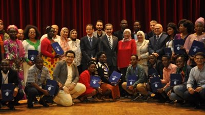 رئيس جامعة القناة يسلم أطباء 18 دولة إفريقية شهادات البرنامج التدريبي (صور)