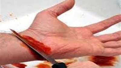 طالب يقطع شرايين آخر بـ