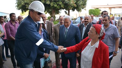 محافظ الدقهلية ووزيرة البيئة يتفقدان مصنع سماد طلخا (صور)