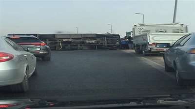 توقف حركة المرور بعد انقلاب سيارة نقل في الاتجاه من ميدان الرماية للمحور