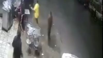 شاهد.. لحظة اقتحام سيارة مسرعة لمحل شهير بالسيدة زينب (فيديو)